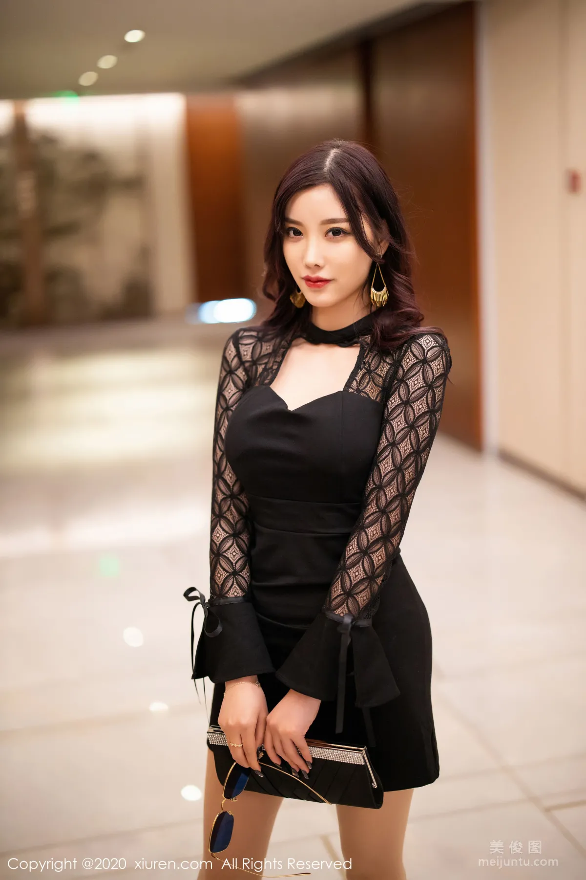 [秀人XiuRen] No.2137 杨晨晨sugar 《黑色内衣与朦胧丝袜》 写真集7