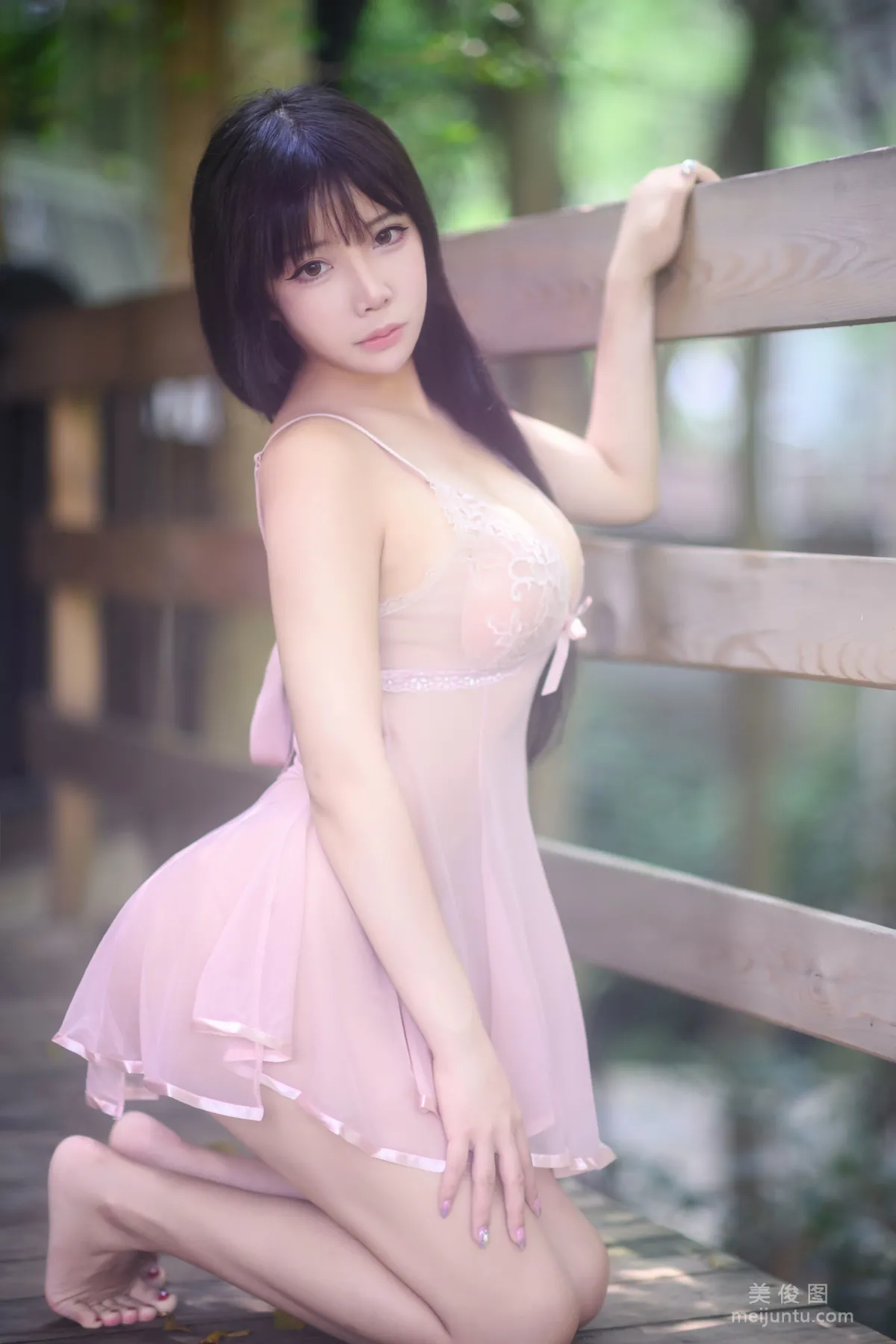 二次元妹子抱走莫子aa 《室外性感》 寫真集 63