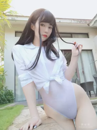 Coser小姐姐白銀 《遊泳課》 寫真集