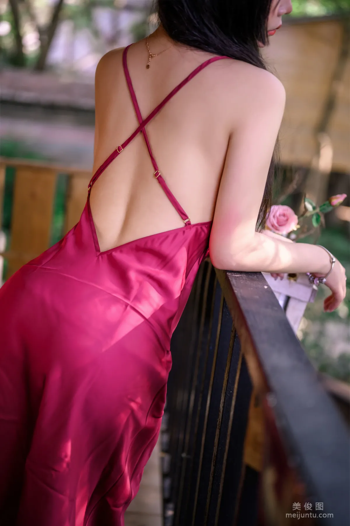 二次元妹子抱走莫子aa 《室外性感》 寫真集 22
