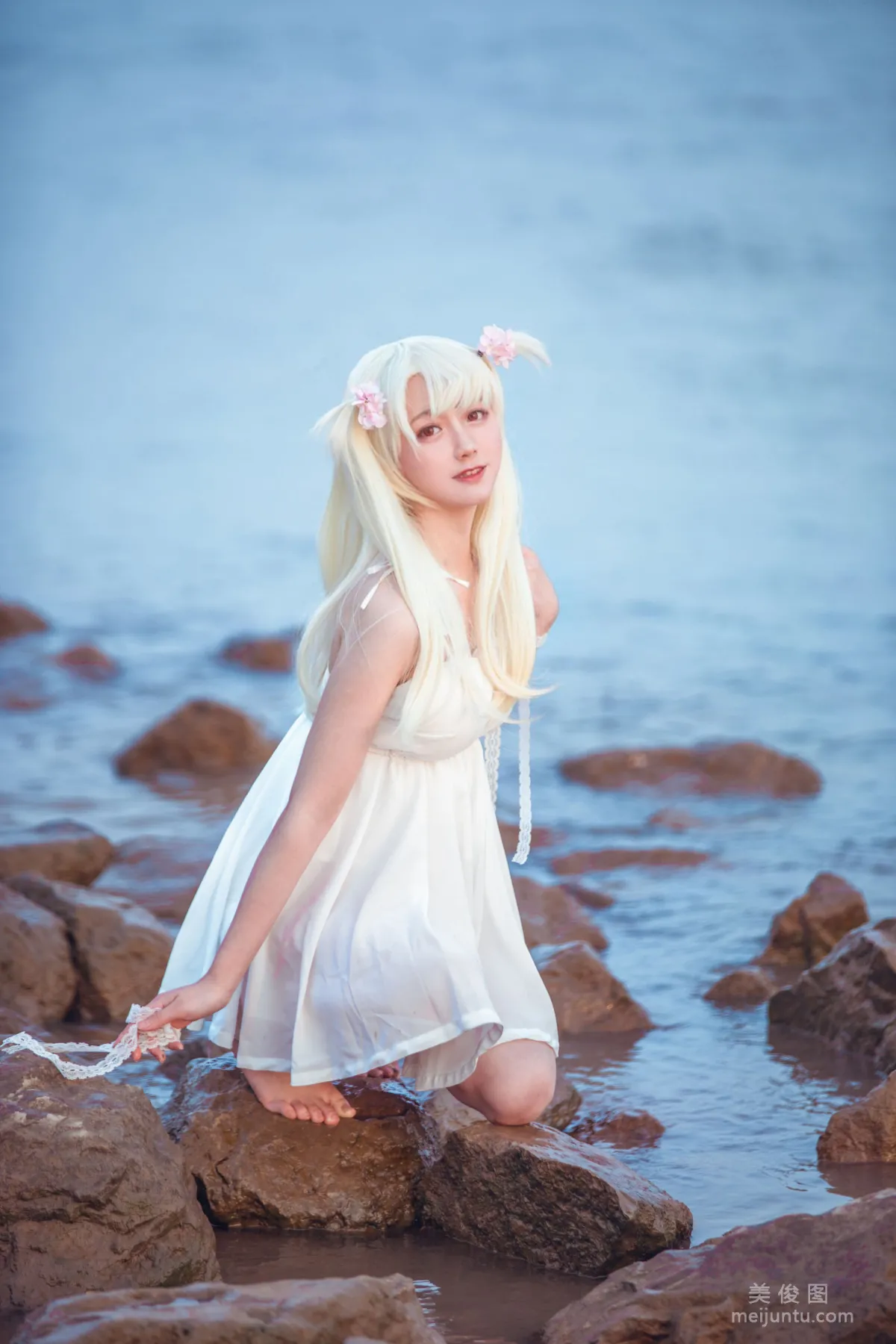 [COS] Anime Blogger Xianyin sic 'Illya White Dress' Photo Set photo 7