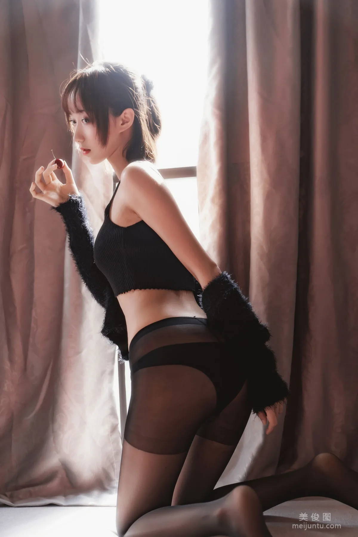 [COS Fan Service] Cute Girl Mu Mianmian OwO Black Stockings Private Shoot A Photo Set photo 23