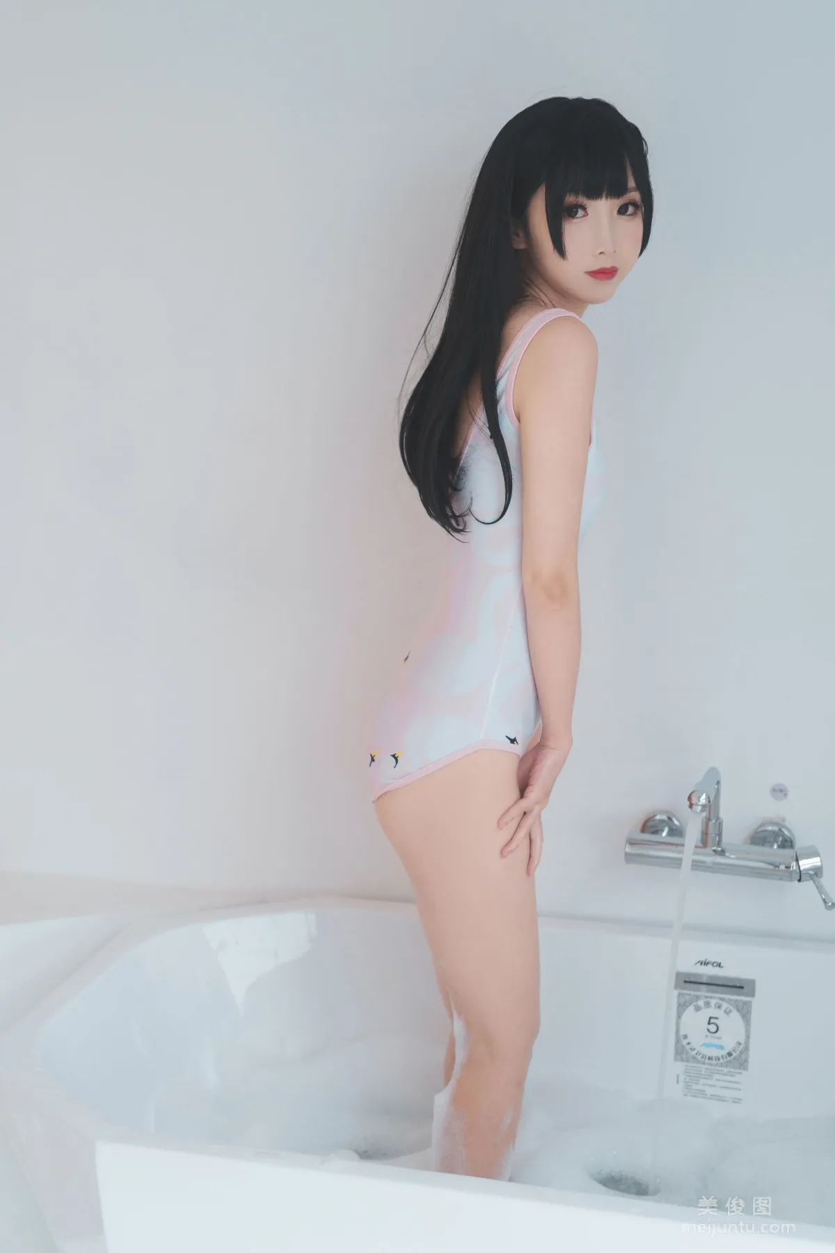 [COS Bonus] Cute Popular Coser Mianbing Xianer, Bathtub Bubbles Photo Set photo 14