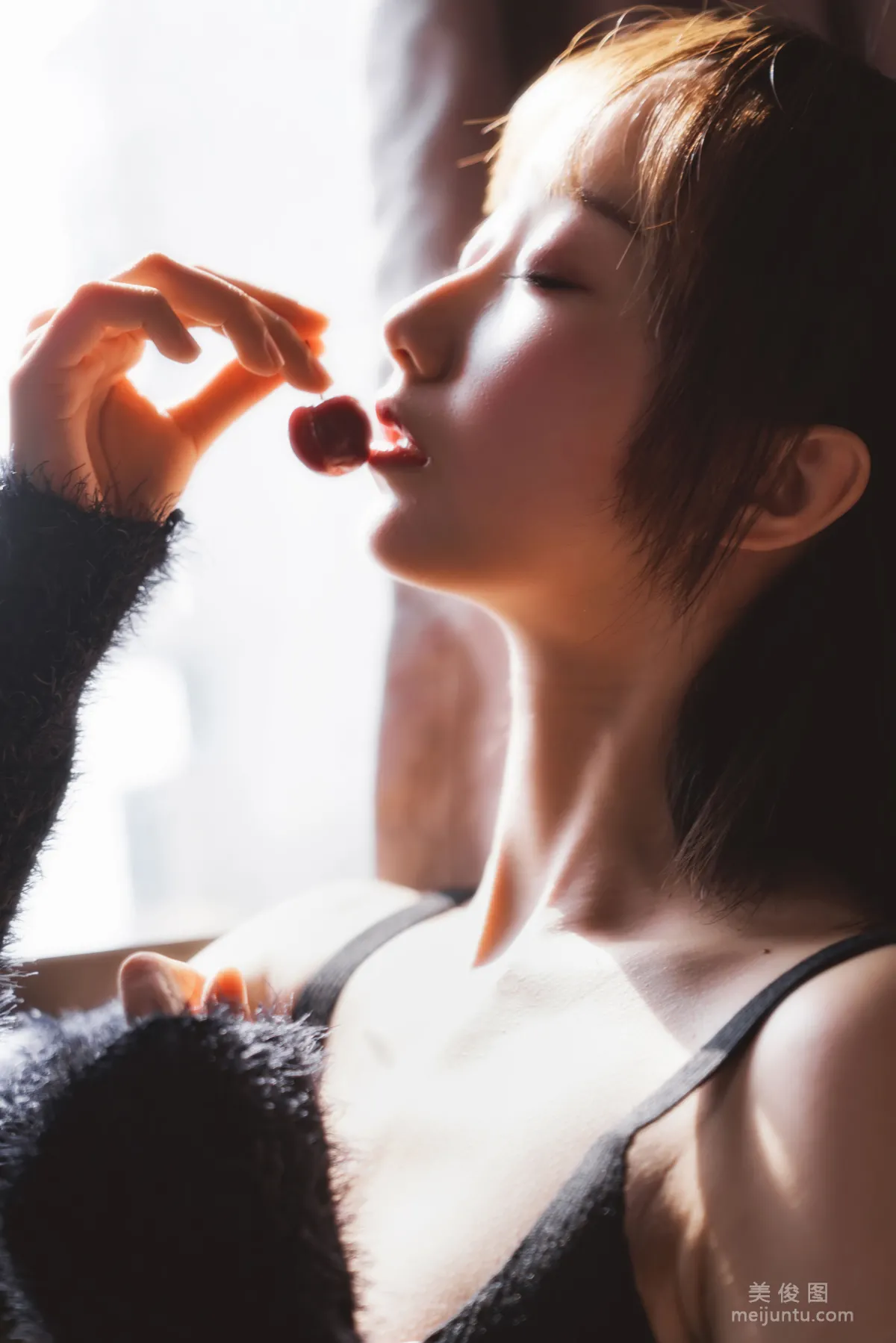 [COS Fan Service] Cute Girl Mu Mianmian OwO Black Stockings Private Shoot A Photo Set photo 16