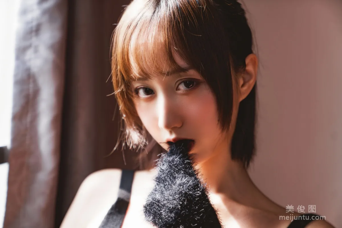 [COS Fan Service] Cute Girl Mu Mianmian OwO Black Stockings Private Shoot A Photo Set photo 15