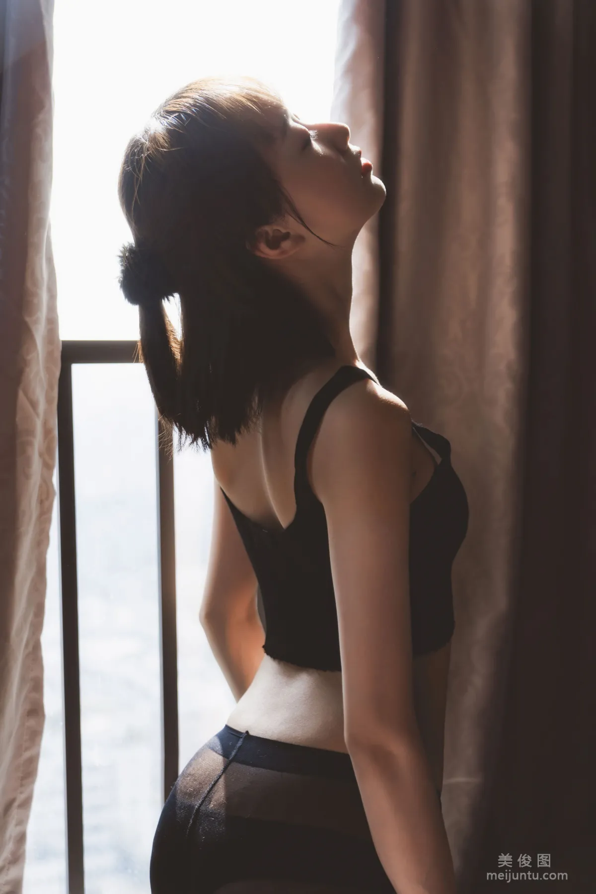 [COS Fan Service] Cute Girl Mu Mianmian OwO Black Stockings Private Shoot A Photo Set photo 37