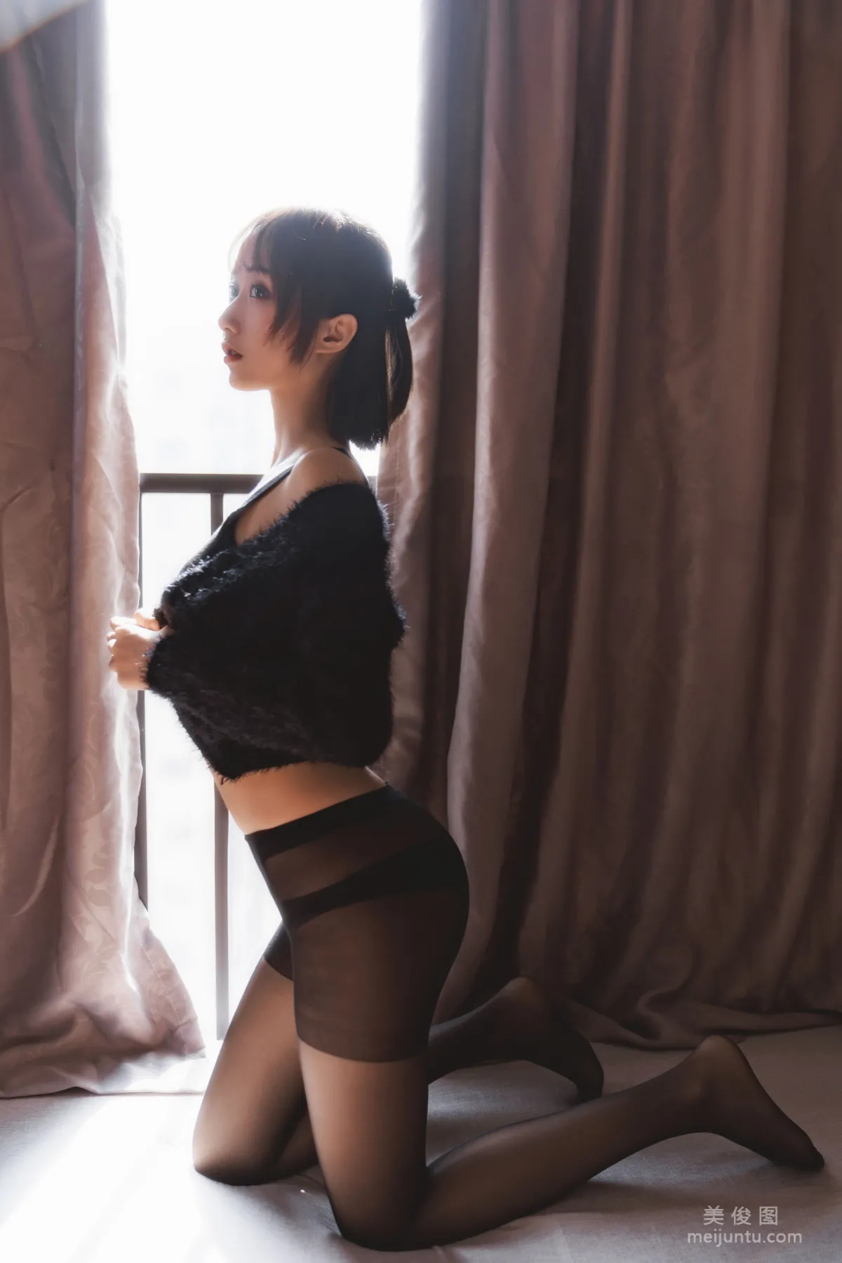 [COS Fan Service] Cute Girl Mu Mianmian OwO Black Stockings Private Shoot A Photo Set photo 1