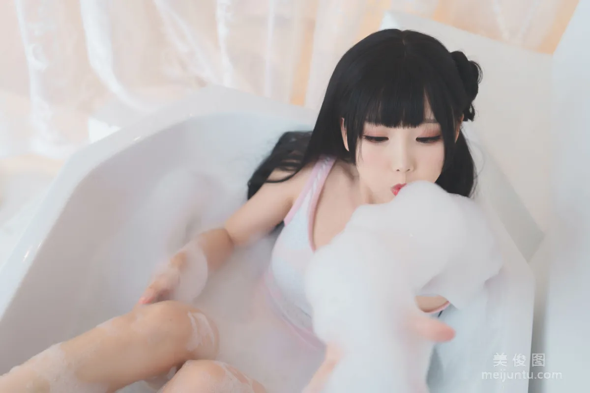 [COS Bonus] Cute Popular Coser Mianbing Xianer, Bathtub Bubbles Photo Set photo 19