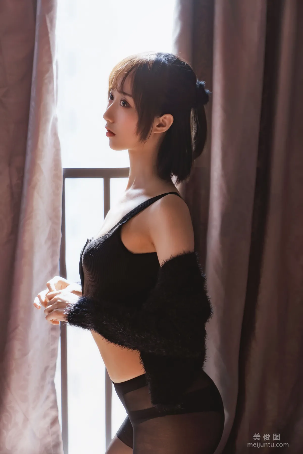 [COS Fan Service] Cute Girl Mu Mianmian OwO Black Stockings Private Shoot A Photo Set photo 6