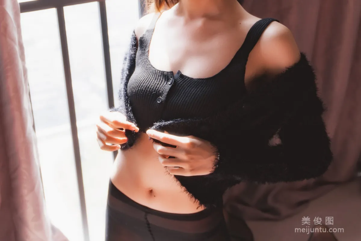 [COS Fan Service] Cute Girl Mu Mianmian OwO Black Stockings Private Shoot A Photo Set photo 2
