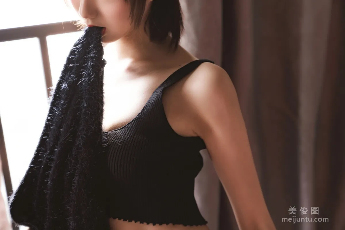[COS Fan Service] Cute Girl Mu Mianmian OwO Black Stockings Private Shoot A Photo Set photo 26