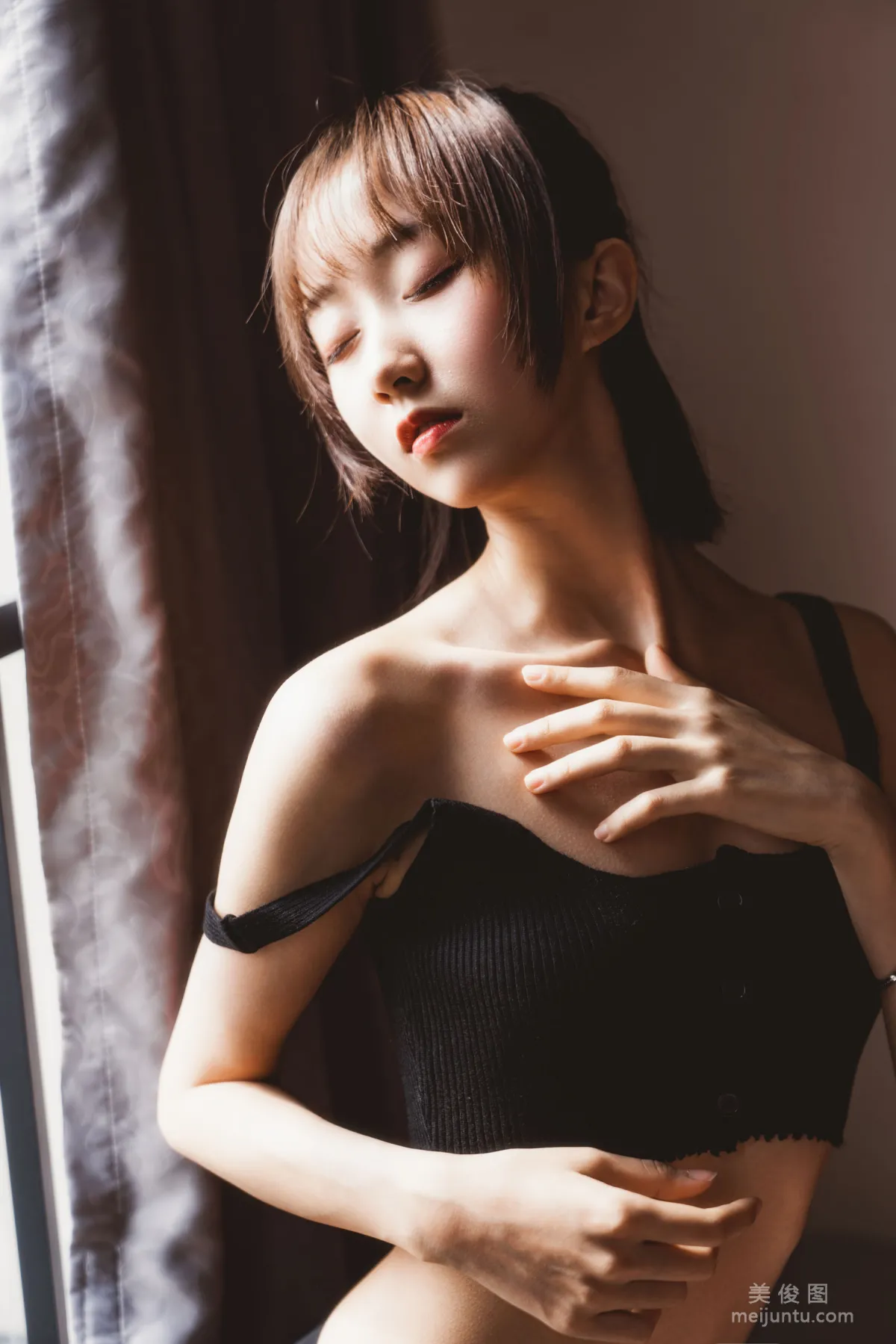 [COS Fan Service] Cute Girl Mu Mianmian OwO Black Stockings Private Shoot A Photo Set photo 28