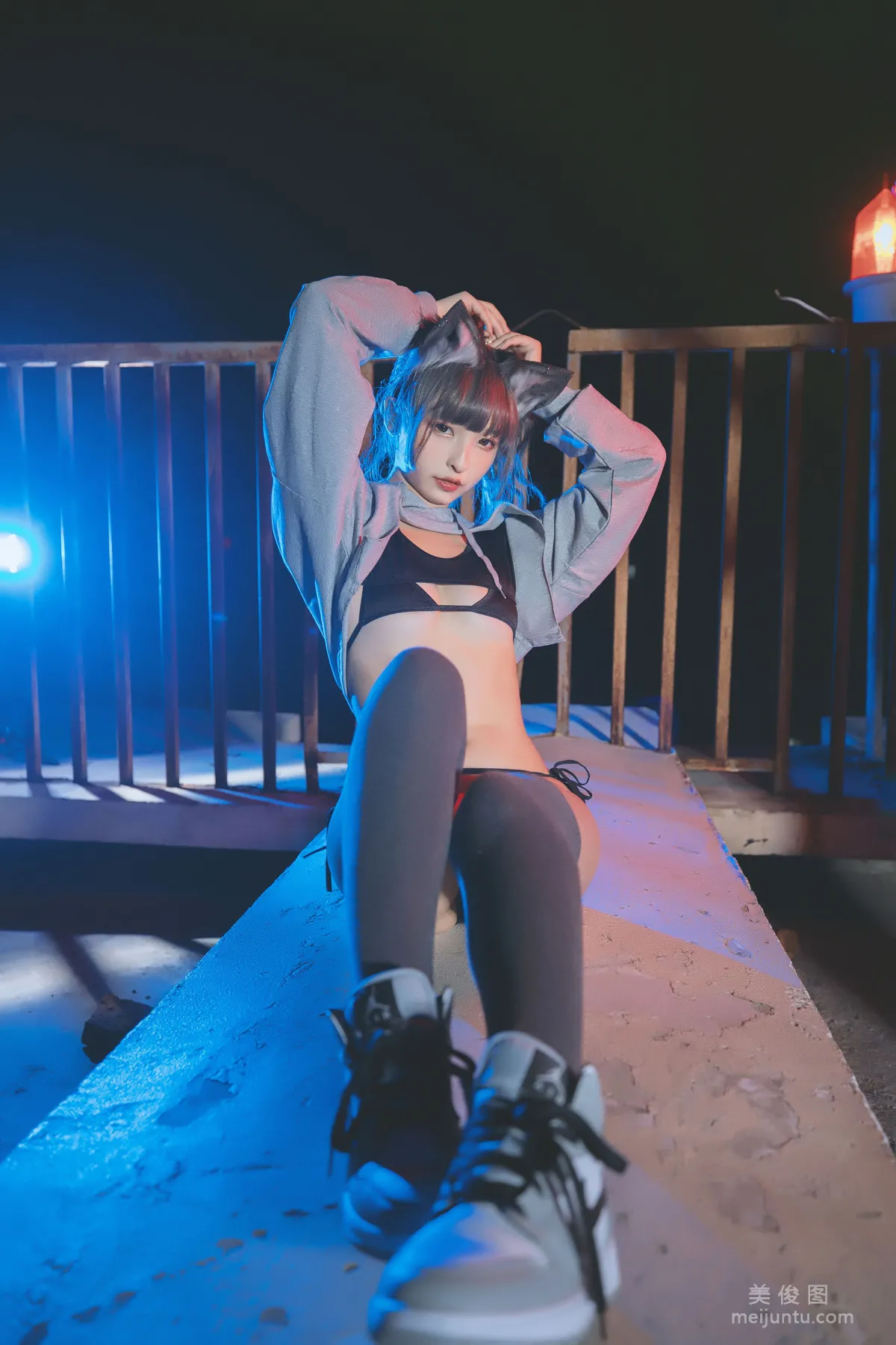 神楽闆真冬 《危険な耳-狼妹&amp;兔娘》 寫真集 49