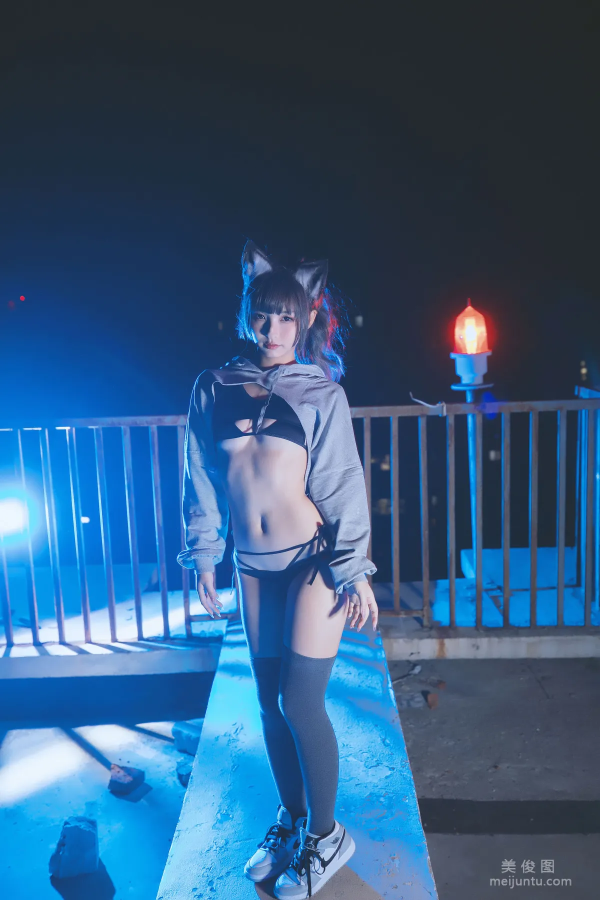 神楽闆真冬 《危険な耳-狼妹&amp;兔娘》 寫真集 24