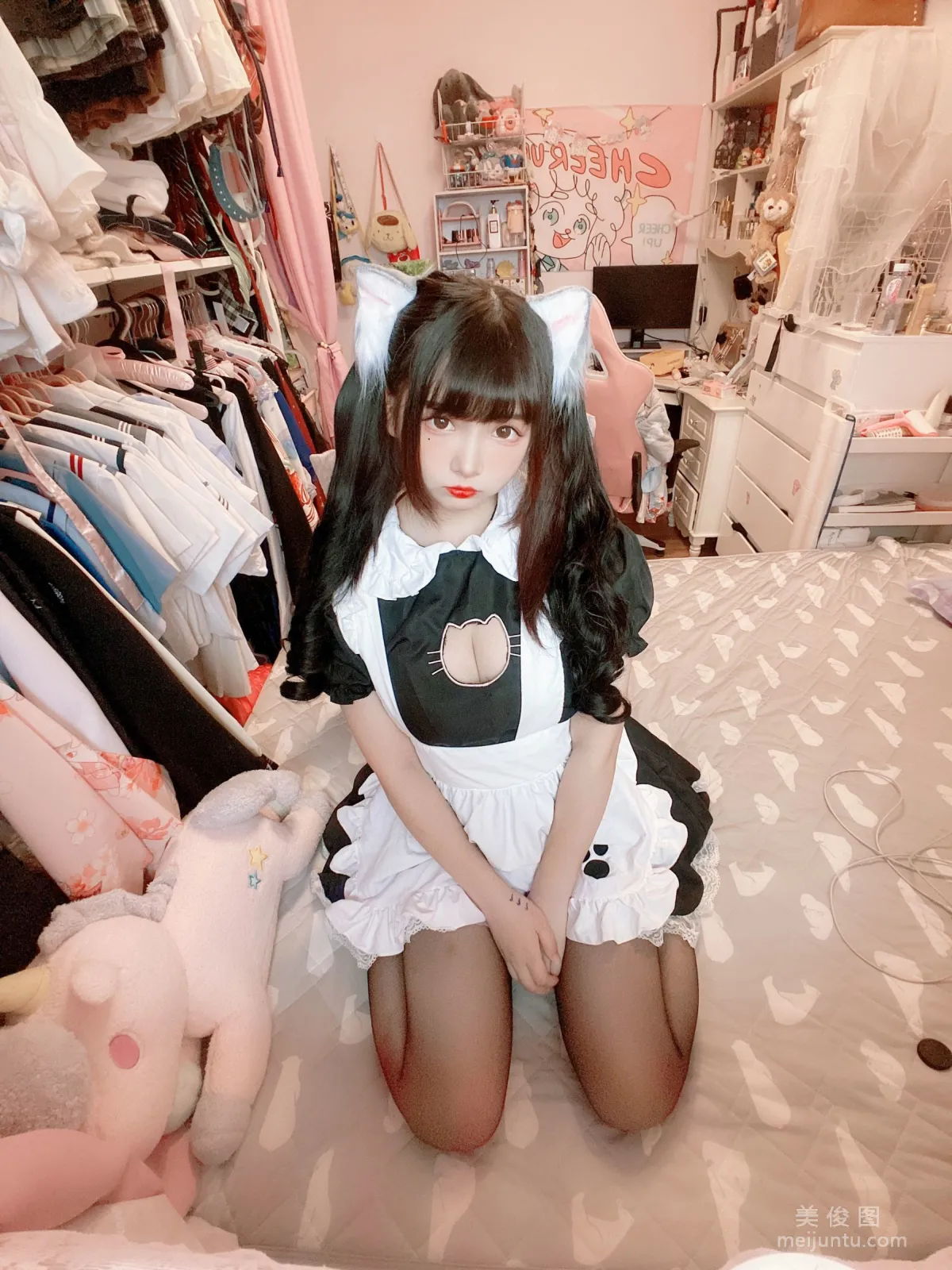 古川kagura 《黑絲開胸 貓耳女仆》 寫真集 41