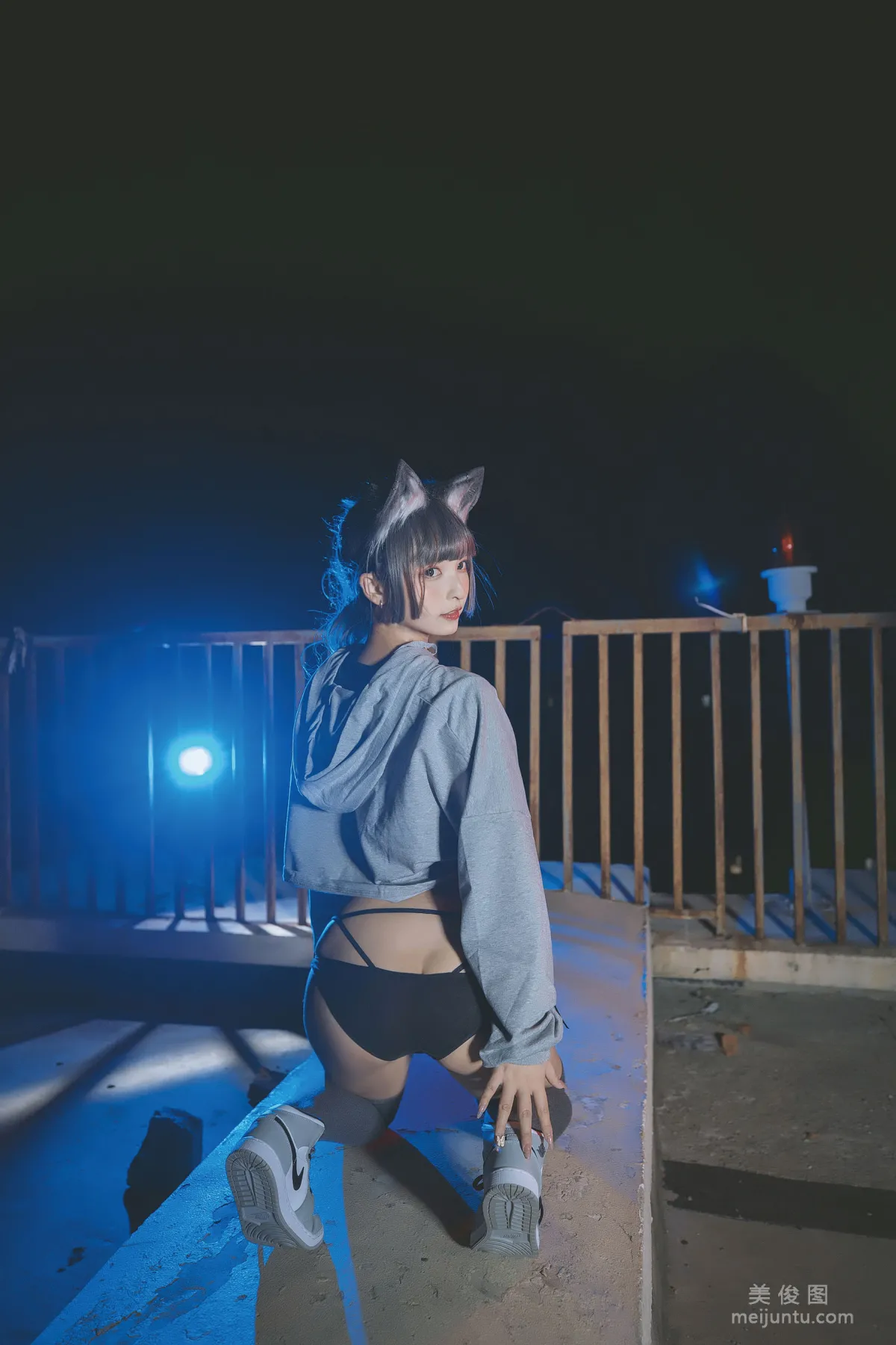 神楽闆真冬 《危険な耳-狼妹&amp;兔娘》 寫真集 40
