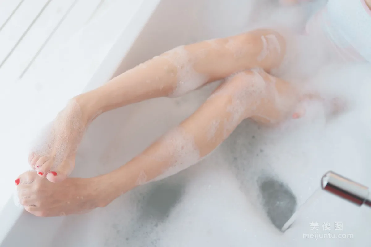 [COS Bonus] Cute Popular Coser Mianbing Xianer, Bathtub Bubbles Photo Set photo 17