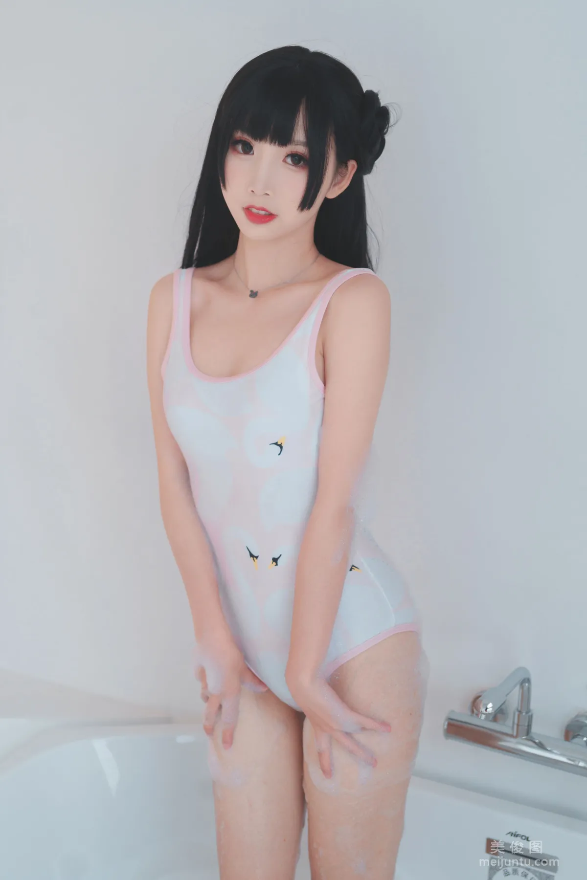 [COS Bonus] Cute Popular Coser Mianbing Xianer, Bathtub Bubbles Photo Set photo 5