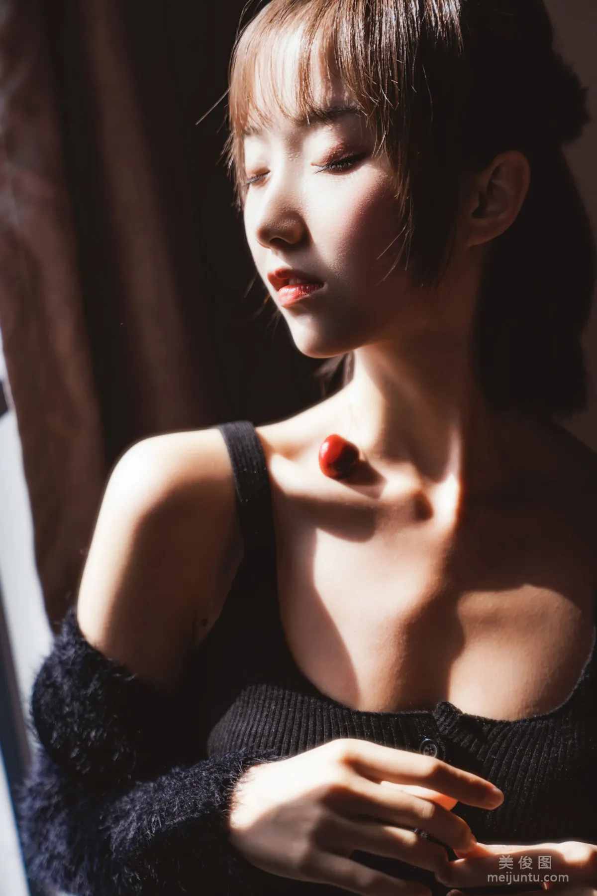 [COS Fan Service] Cute Girl Mu Mianmian OwO Black Stockings Private Shoot A Photo Set photo 5