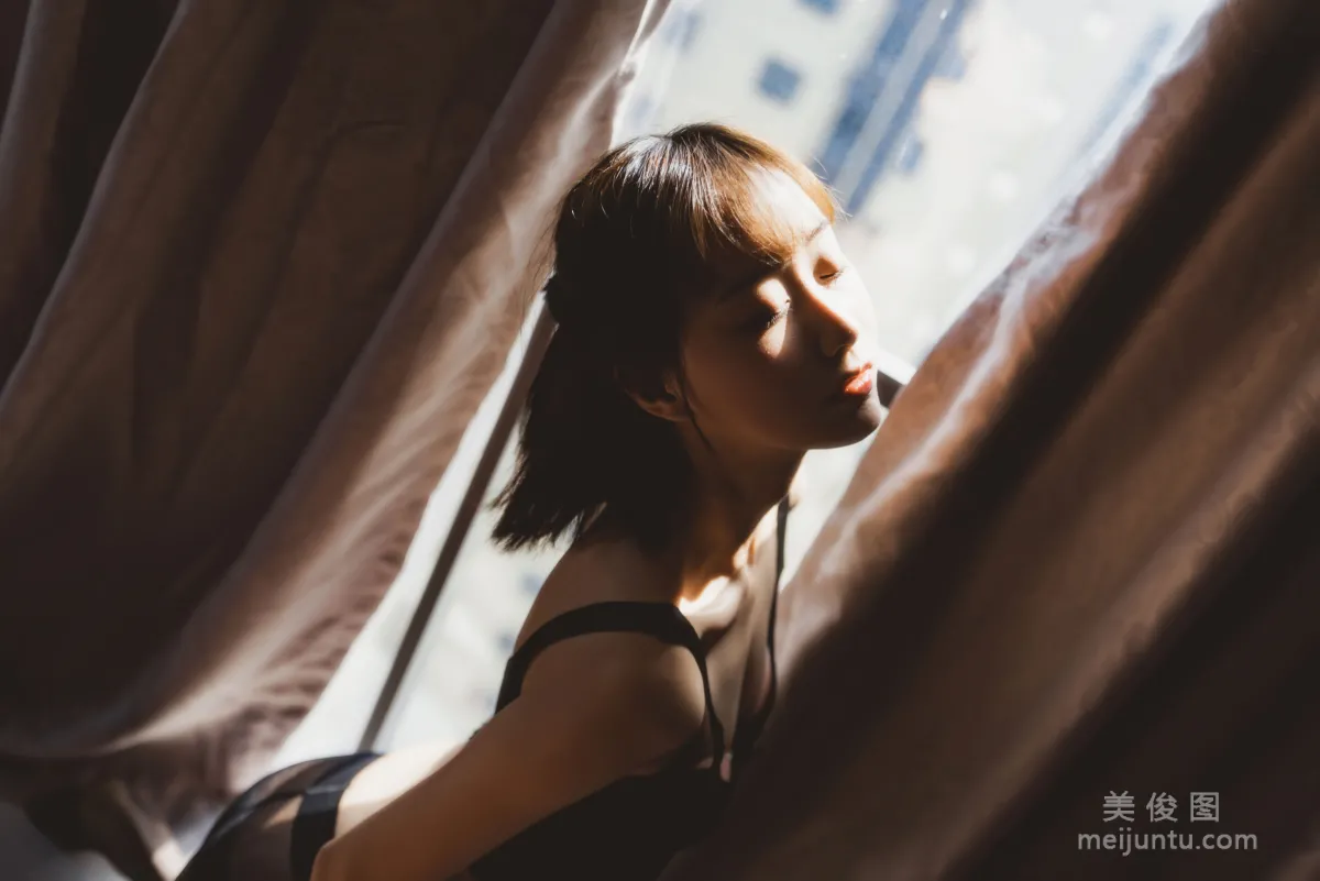 [COS Fan Service] Cute Girl Mu Mianmian OwO Black Stockings Private Shoot A Photo Set photo 38