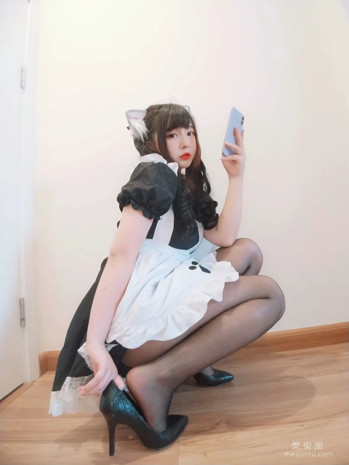 古川kagura 《黑絲開胸 貓耳女仆》 寫真集 28