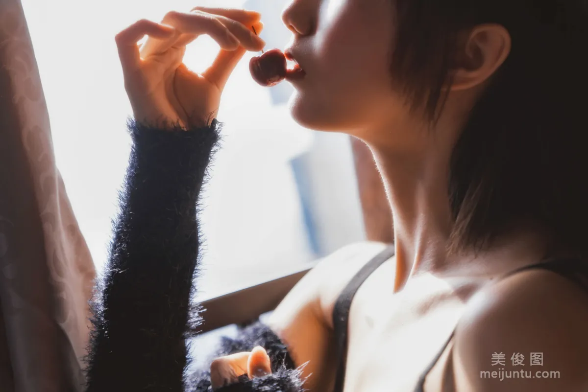 [COS Fan Service] Cute Girl Mu Mianmian OwO Black Stockings Private Shoot A Photo Set photo 17