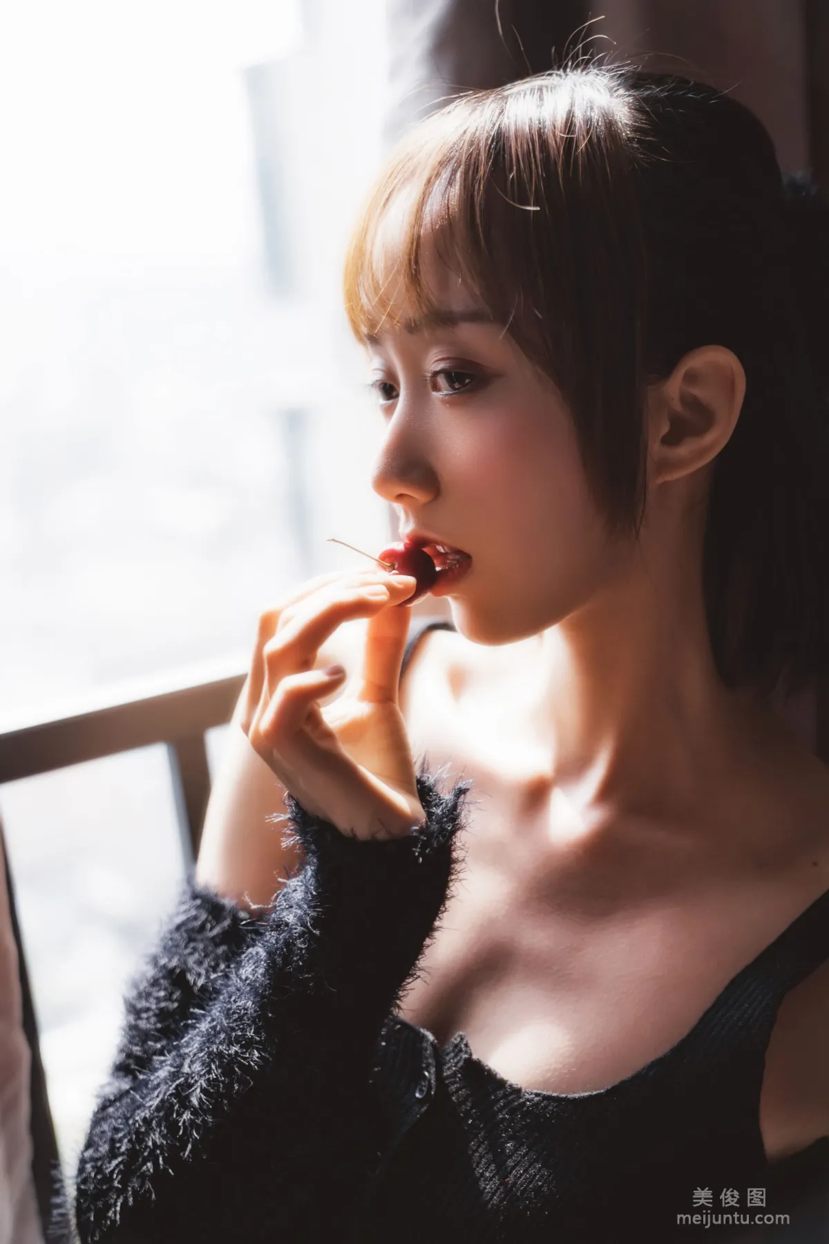 [COS Fan Service] Cute Girl Mu Mianmian OwO Black Stockings Private Shoot A Photo Set photo 19