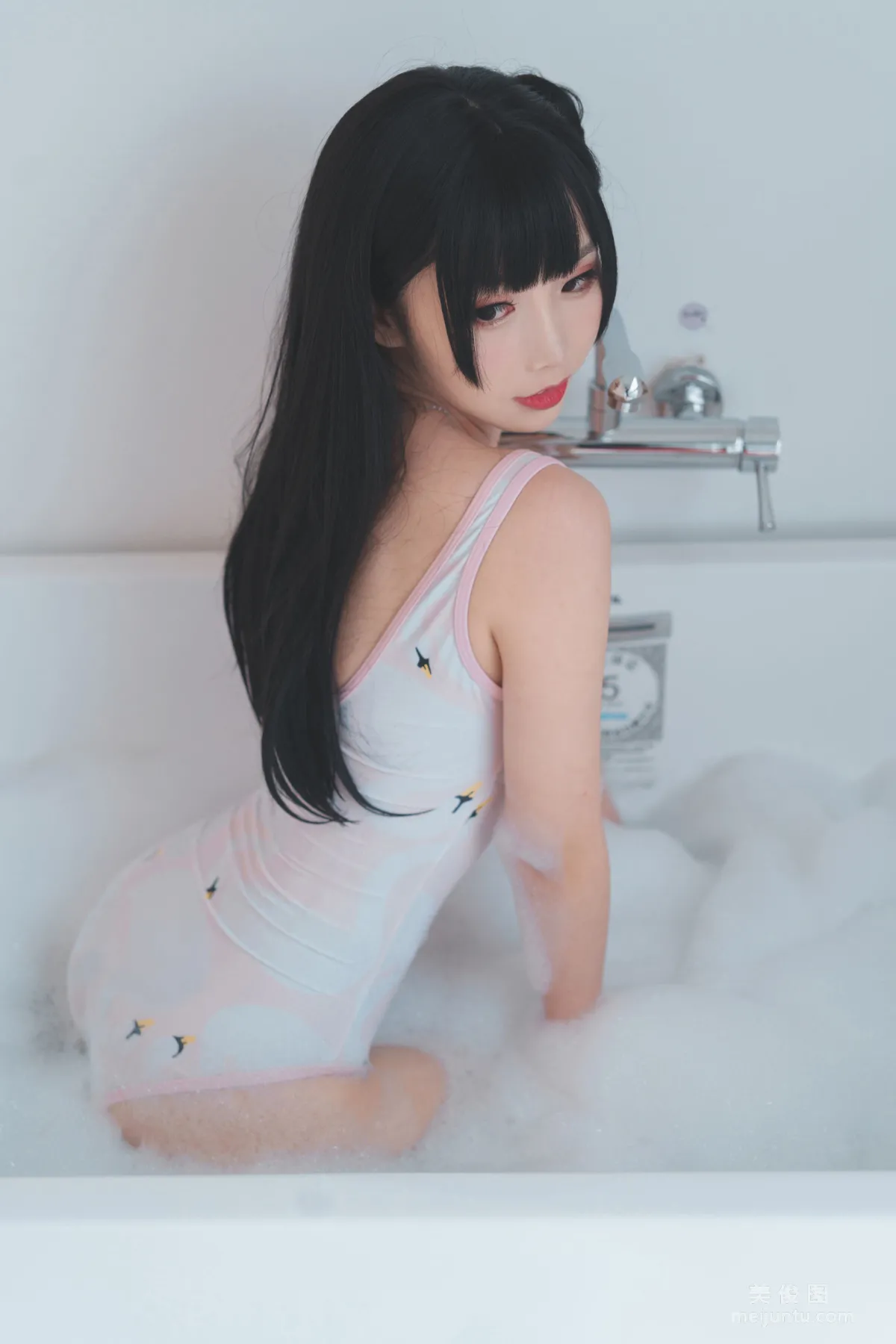 [COS Bonus] Cute Popular Coser Mianbing Xianer, Bathtub Bubbles Photo Set photo 7