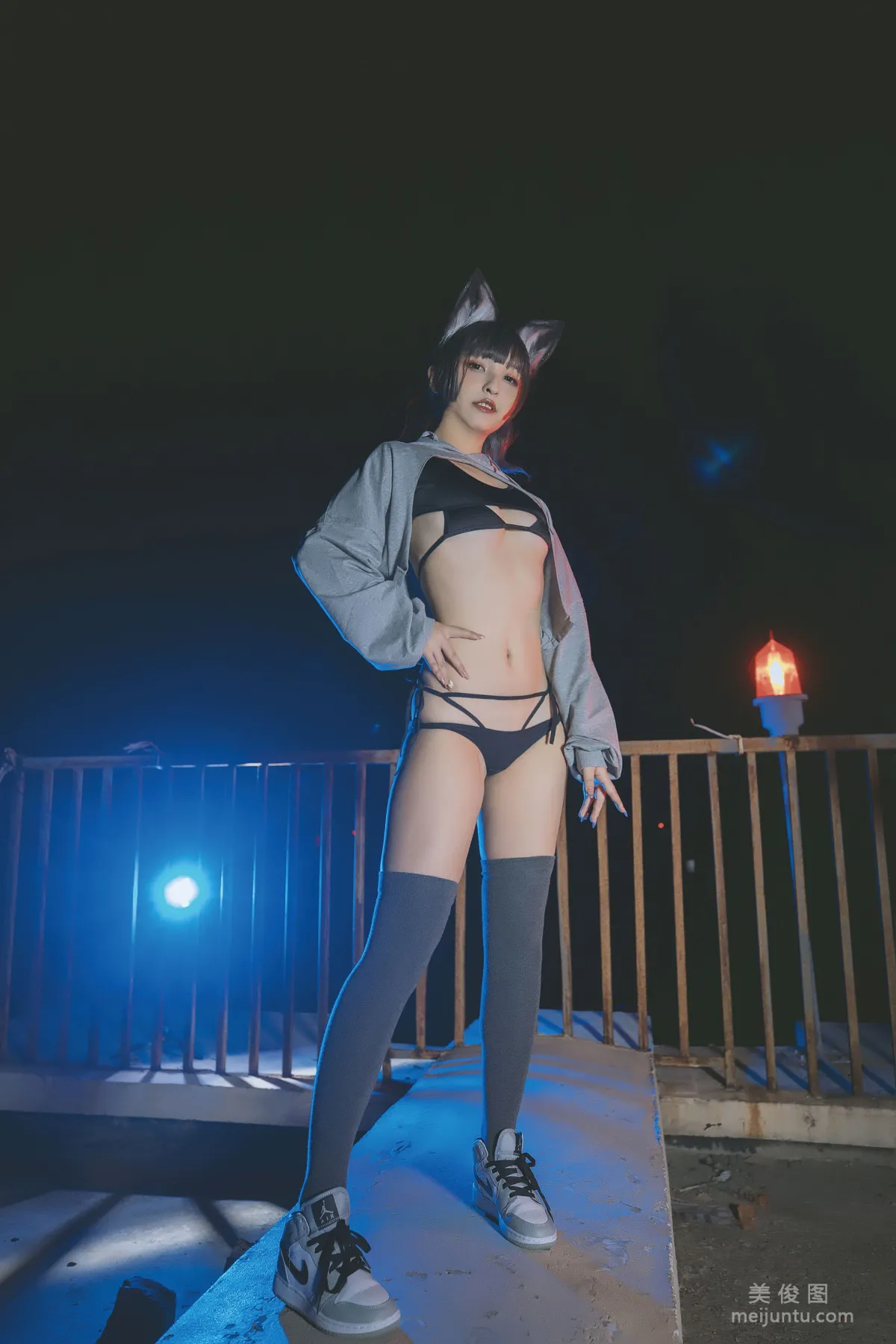 神楽闆真冬 《危険な耳-狼妹&amp;兔娘》 寫真集 39