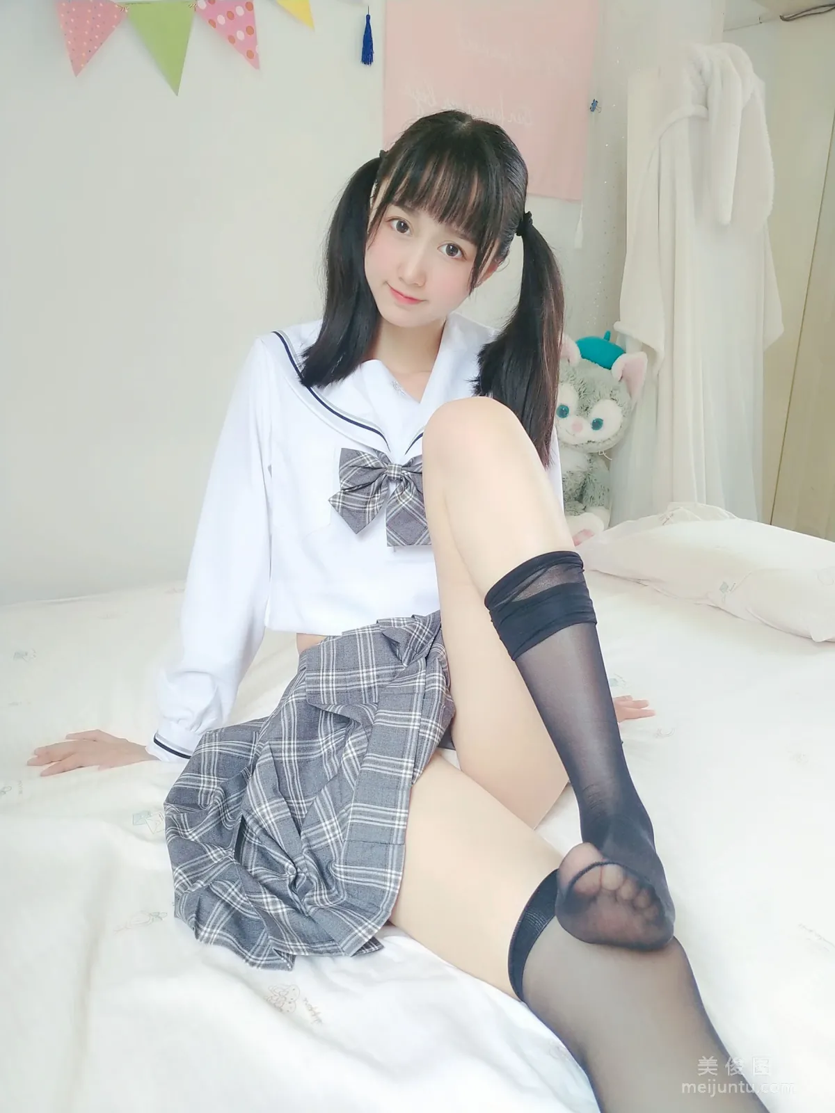 萌系小姐姐木綿綿OwO 《灰格子JK》寫真集 20