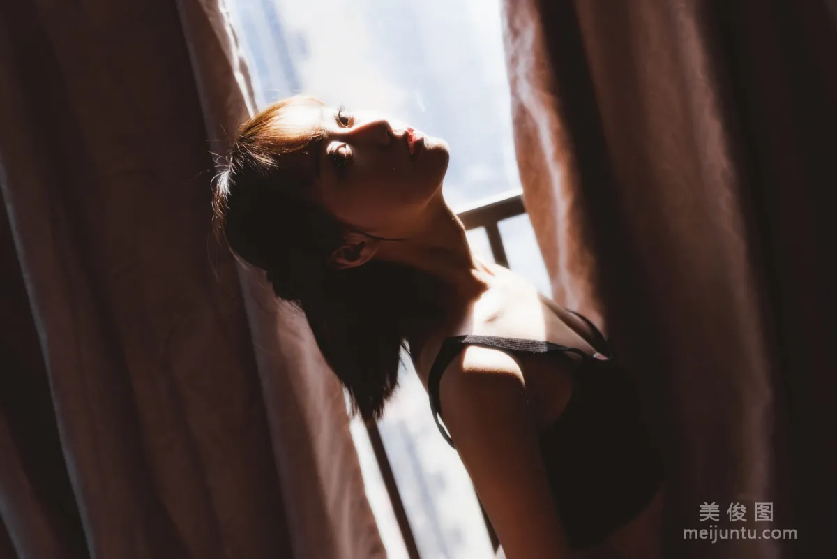 [COS Fan Service] Cute Girl Mu Mianmian OwO Black Stockings Private Shoot A Photo Set photo 36