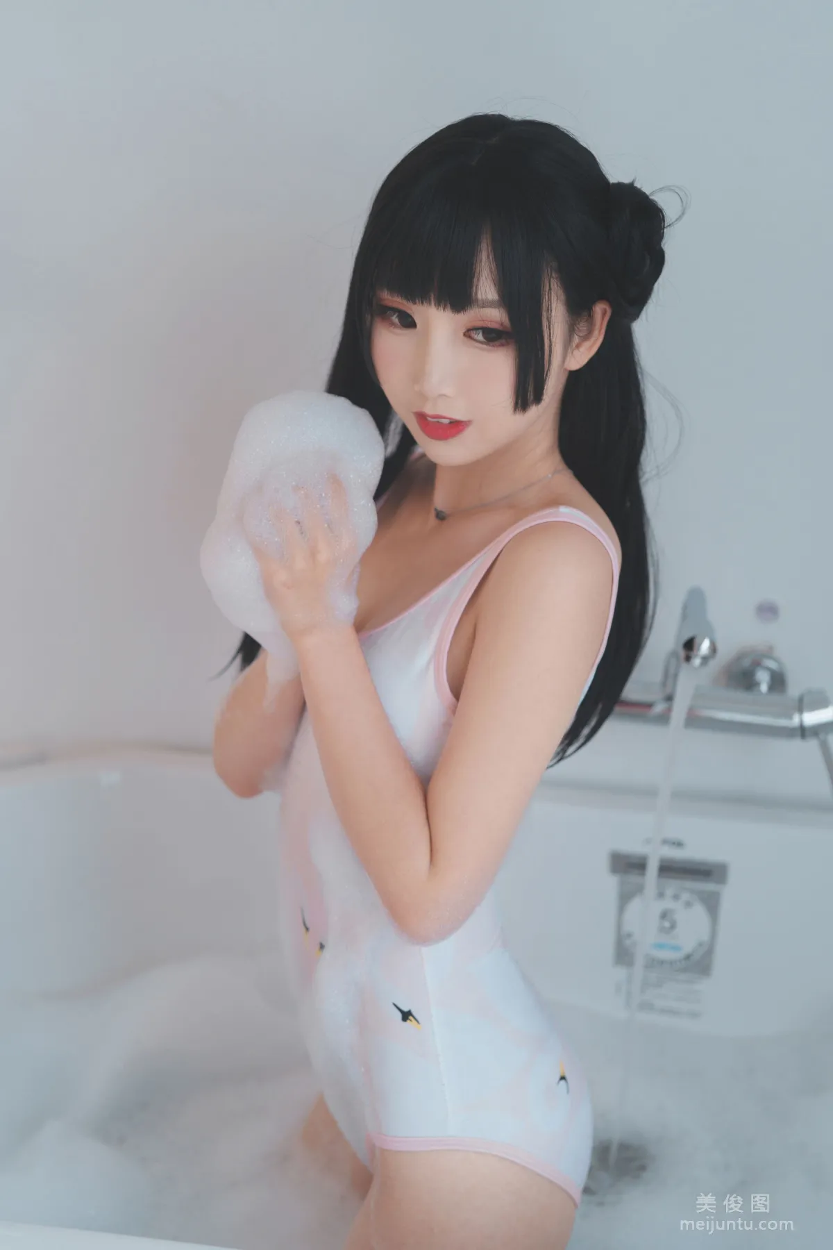 [COS Bonus] Cute Popular Coser Mianbing Xianer, Bathtub Bubbles Photo Set photo 11