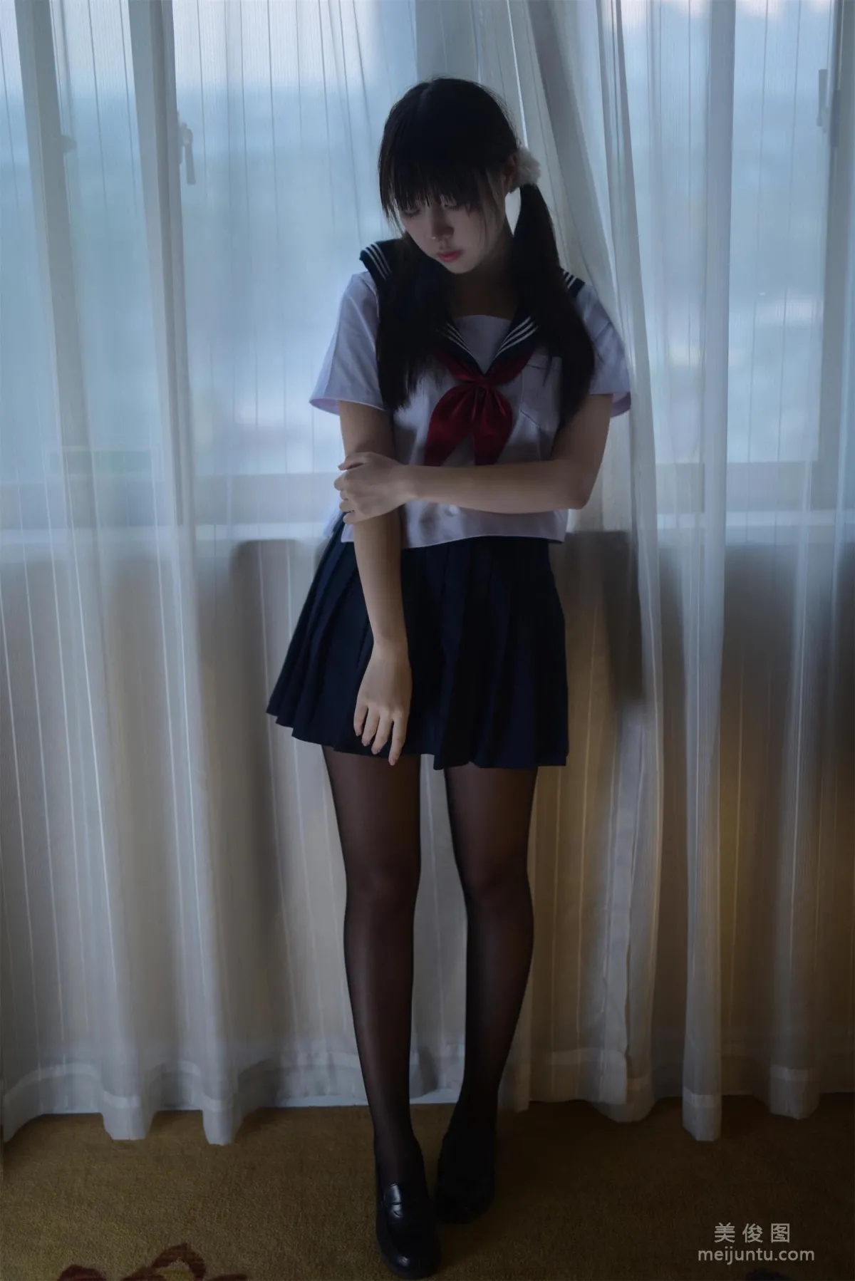 人气Coser二佐Nisa 《湿身黑丝》 写真集2