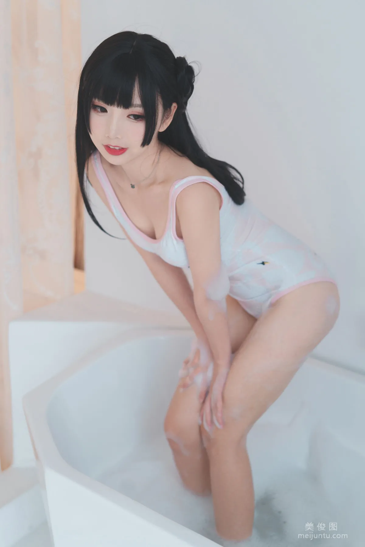 [COS Bonus] Cute Popular Coser Mianbing Xianer, Bathtub Bubbles Photo Set photo 6