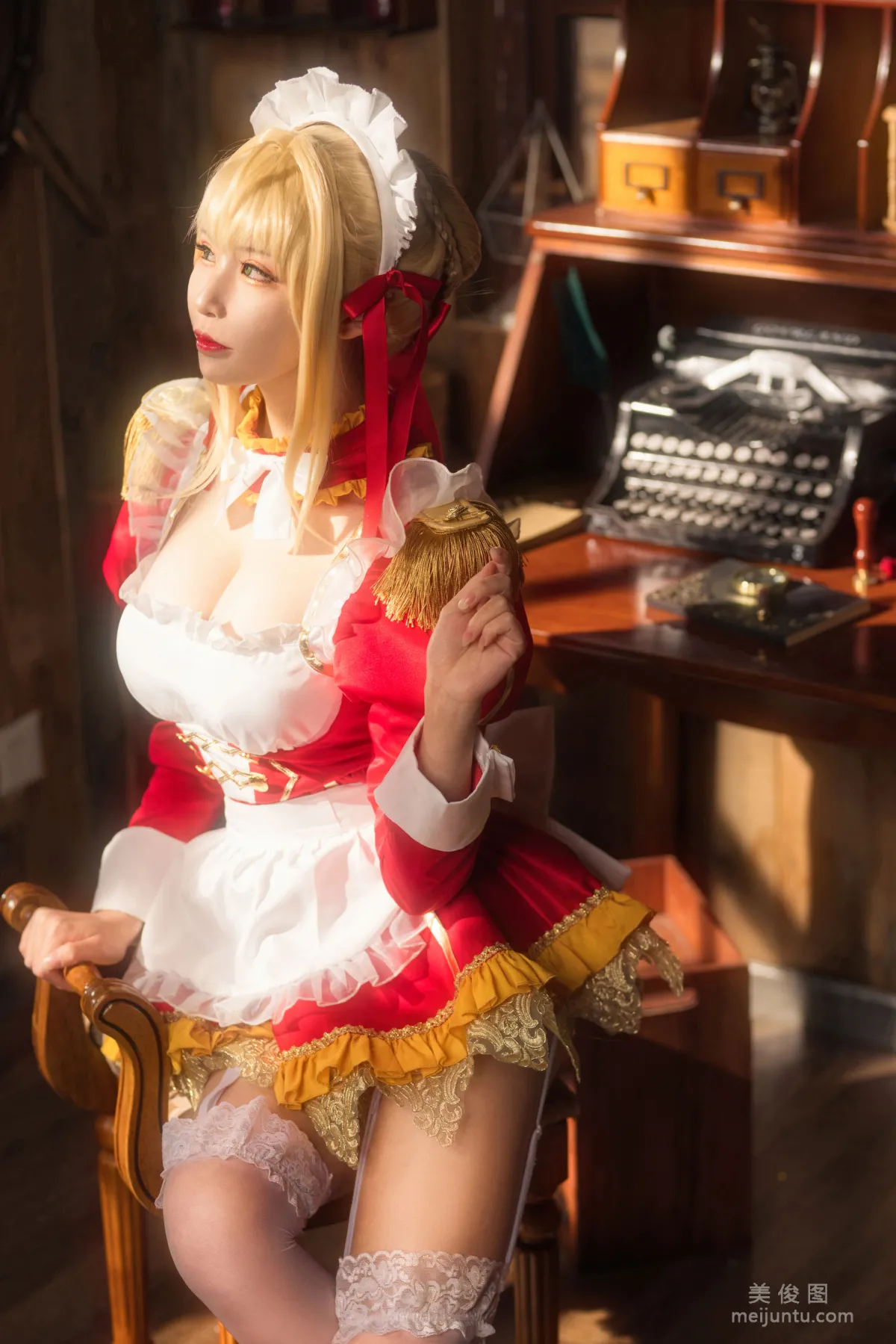 [COS福利] 愛老師_PhD《尼祿YD女仆》 寫真集 2