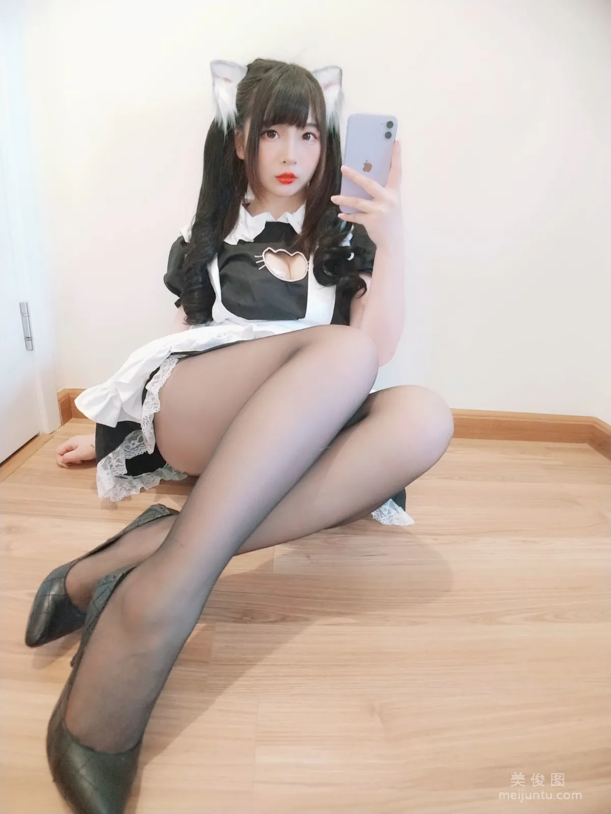 古川kagura 《黑絲開胸 貓耳女仆》 寫真集 21