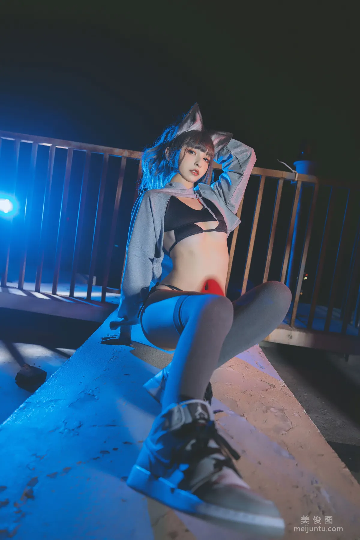 神楽闆真冬 《危険な耳-狼妹&amp;兔娘》 寫真集 50