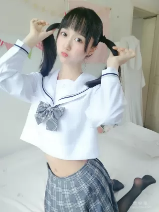 萌系小姐姐木綿綿OwO 《灰格子JK》寫真集