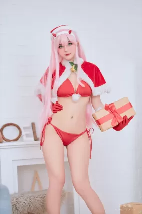 [COS福利] Azami 《Zero Two X-Mas》 寫真集
