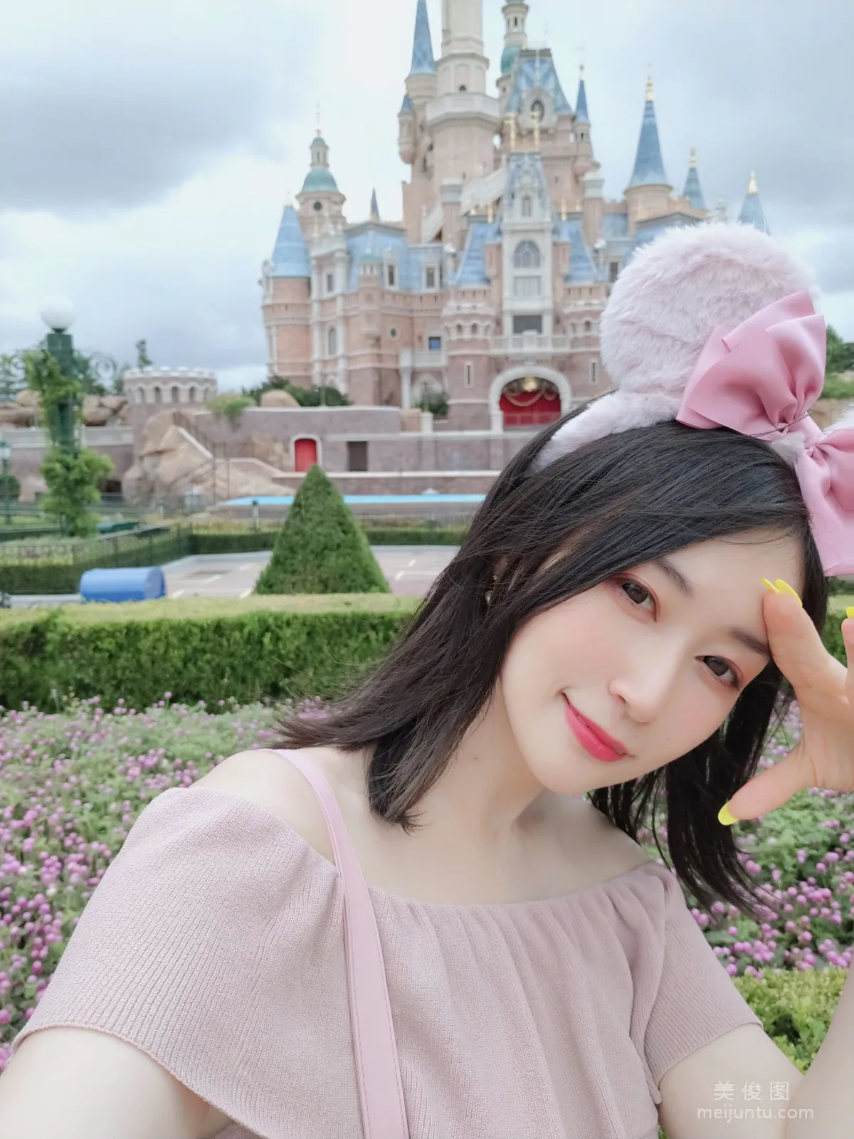 Coser小姐姐白银 《小猪佩奇》写真集1