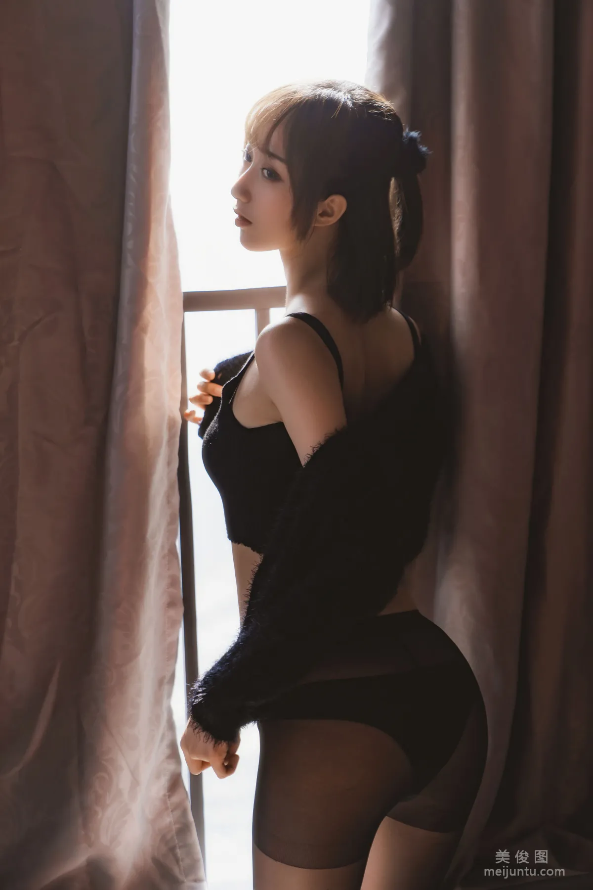 [COS Fan Service] Cute Girl Mu Mianmian OwO Black Stockings Private Shoot A Photo Set photo 8