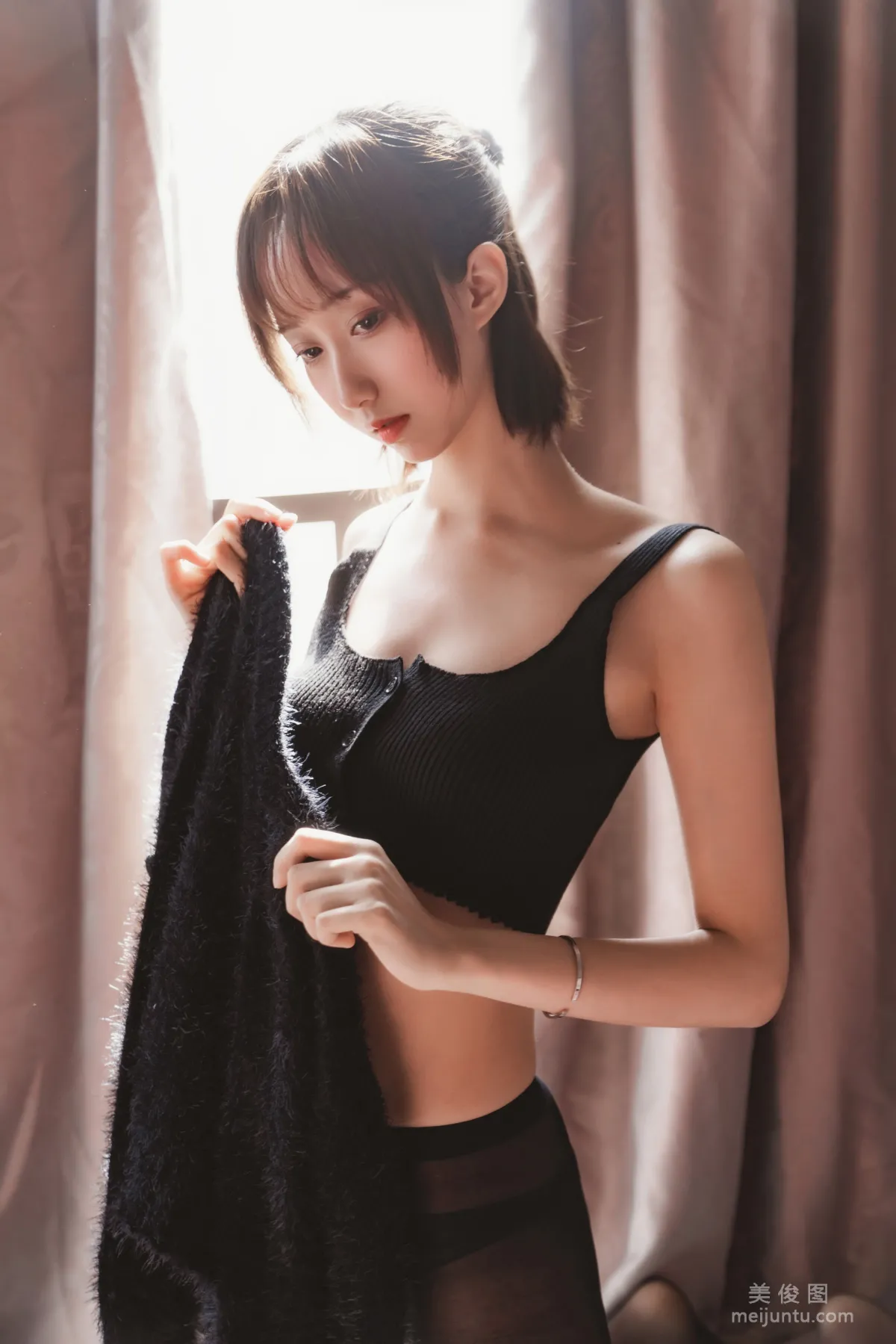 [COS Fan Service] Cute Girl Mu Mianmian OwO Black Stockings Private Shoot A Photo Set photo 24