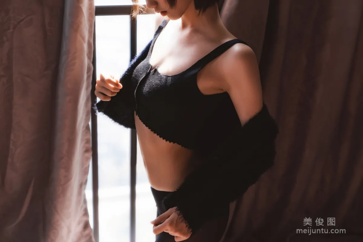 [COS Fan Service] Cute Girl Mu Mianmian OwO Black Stockings Private Shoot A Photo Set photo 11