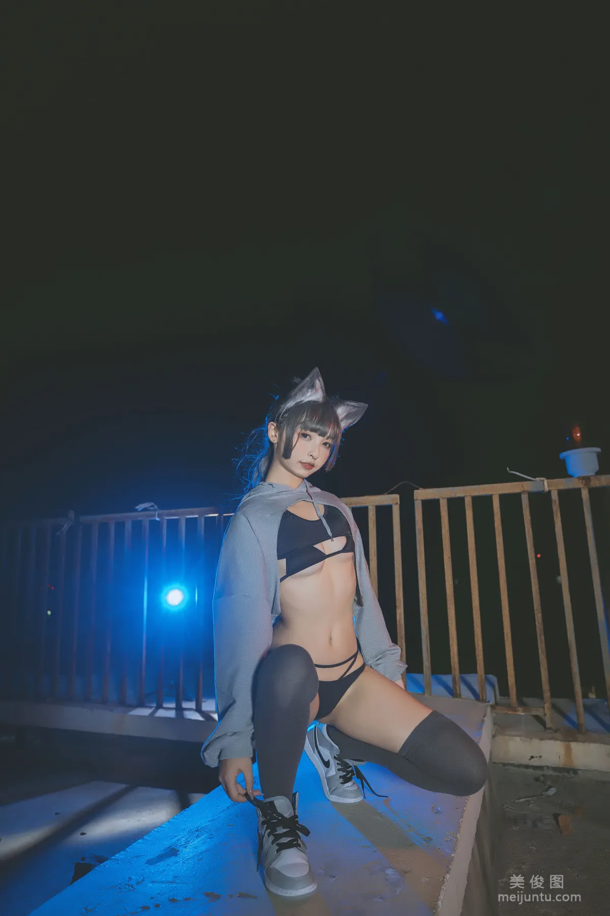 神楽闆真冬 《危険な耳-狼妹&amp;兔娘》 寫真集 42