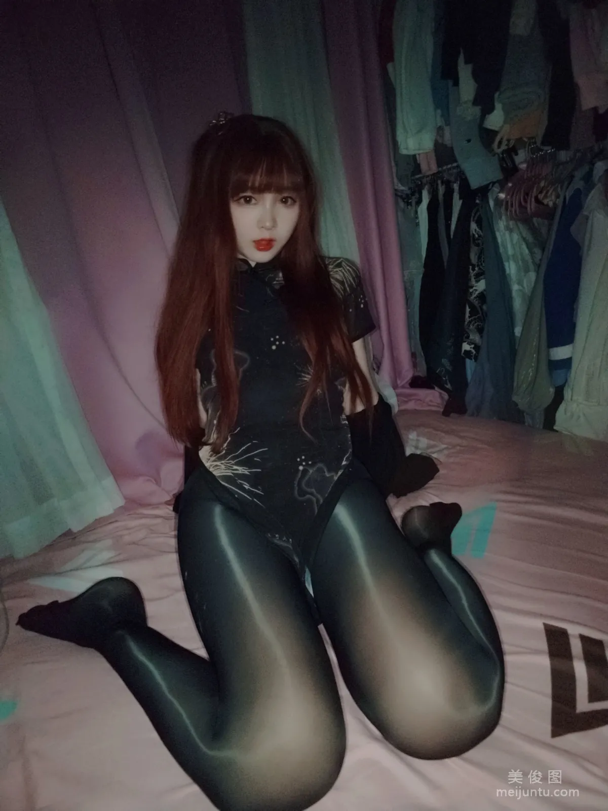 [Cosplay] 2D Beauty Guchuan kagura《Shiny Silk Black Qipao》 Photo Set photo 2