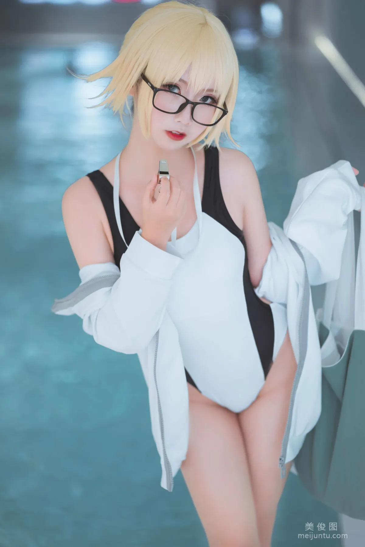 [COS] Cute Popular Coser Mianbing Xianer Joan of Arc Swimsuit Photo Set photo 4