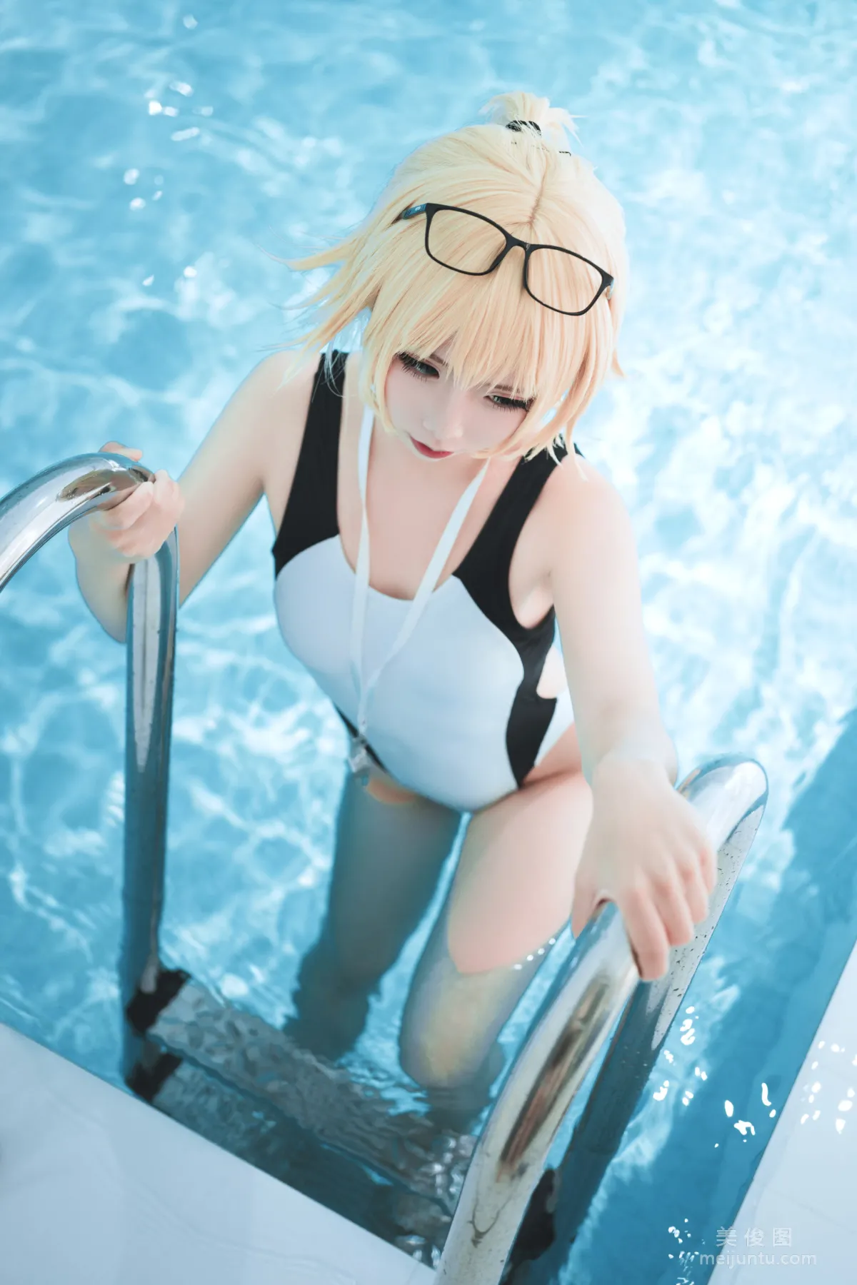 [COS] Cute Popular Coser Mianbing Xianer Joan of Arc Swimsuit Photo Set photo 12