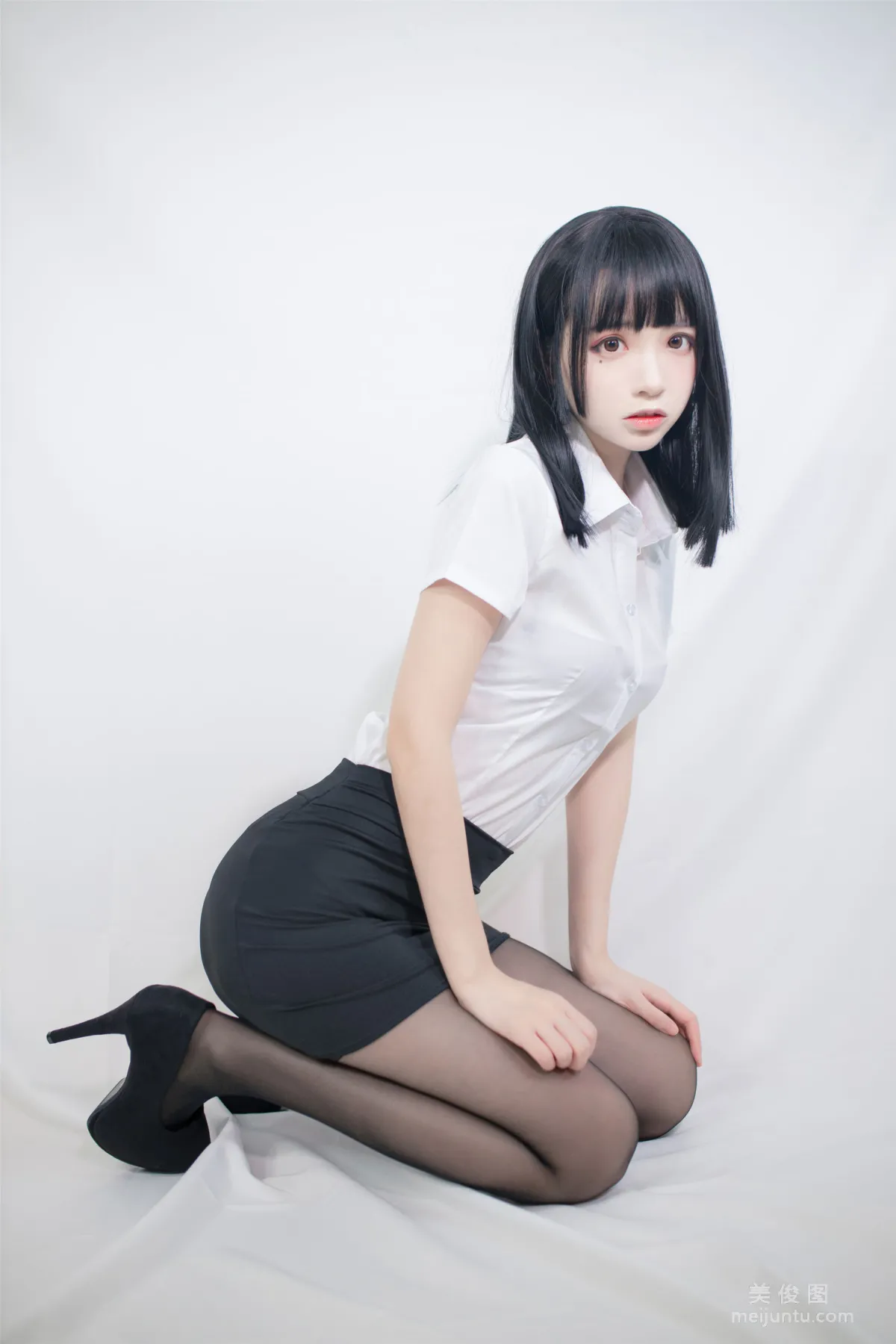 [COS福利] 瘋貓ss 《OL制服》 寫真集 2