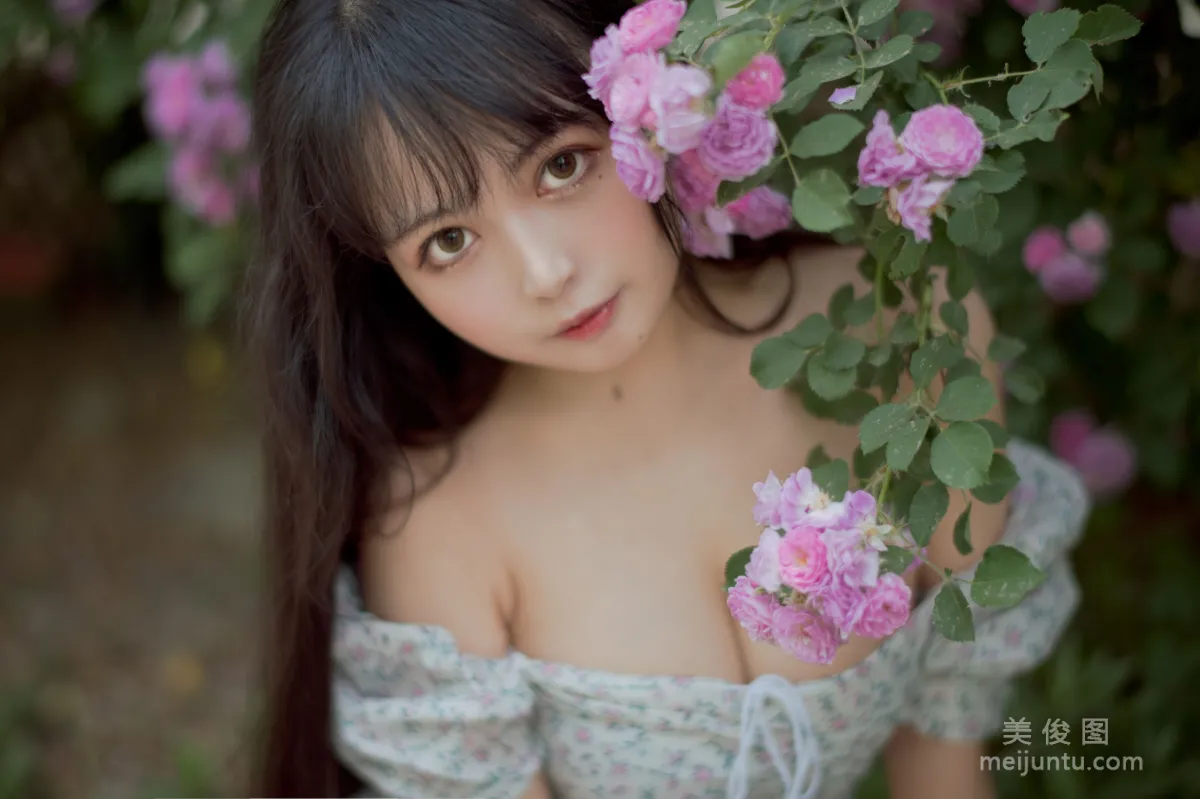 [COS福利] 大眼萌妹黑貓貓OvO 《薔薇2》 寫真集 22