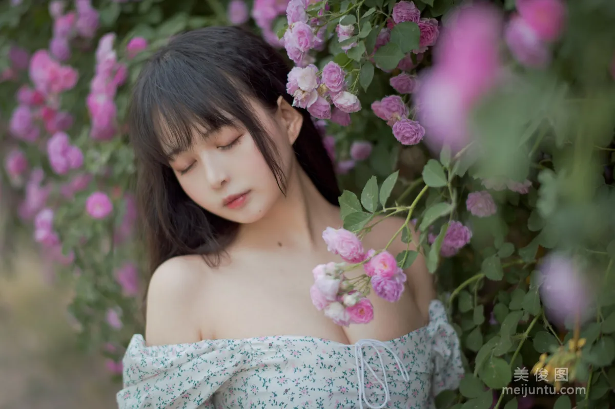 [COS福利] 大眼萌妹黑貓貓OvO 《薔薇2》 寫真集 14